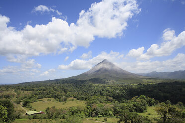 Costa Rica, View of active volcano arenal near Fortuna - SIEF001131