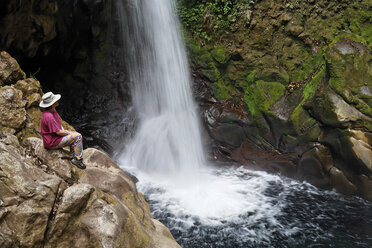 Costa Rica, Guanacaste, Rincon de la Vieja, Hacienda Guachipelin, Blick auf Wasserfall - SIEF001139