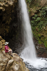 Costa Rica, Guanacaste, Rincon de la Vieja, Hacienda Guachipelin, Blick auf Wasserfall - SIEF001140