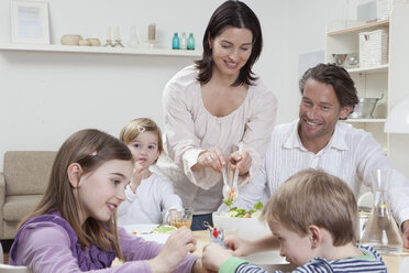 Deutschland, Bayern, München, Familie beim Mittagessen, lächelnd - RBF000612