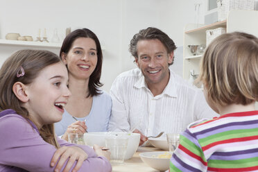 Deutschland, Bayern, München, Familie beim Mittagessen, lächelnd - RBF000611