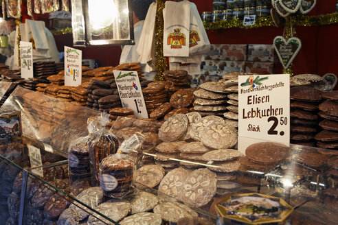 Germany, Bavaria, Franconia, Nuremberg, Gingerbread at christmas market stall - SIEF001183