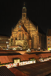 Deutschland, Bayern, Franken, Frauenkirche, Nürnberg, Blick auf den Christkindlmarkt - SIEF001189