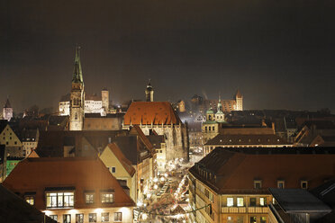 Deutschland, Bayern, Franken, Nürnberg, Hauptmarkt, Ansicht der Stadt mit St. Sebaldus Kirche - SIEF001180