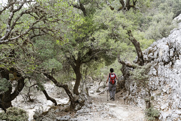 Griechenland, Kreta, Berg Ida, Zaros, Rouvas-Schlucht, Ältere Frau wandert in der Nähe der Schlucht - SIEF001196