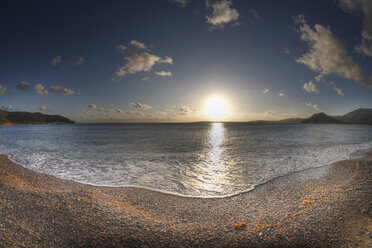 Griechenland, Kreta, Palekastro, Blick auf den Sonnenaufgang am Strand - SIEF001205