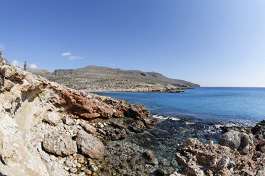 Griechenland, Kreta, Skinias, Blick auf eine Bucht mit Felsen im Vordergrund - SIEF001208