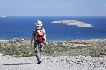 Griechenland, Kreta, Palekastro, Ältere Frau beim Wandern am Meer - SIEF001209
