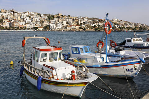 Griechenland, Kreta, Sitia, Fischerboote im Hafen und Stadt im Hintergrund, lizenzfreies Stockfoto