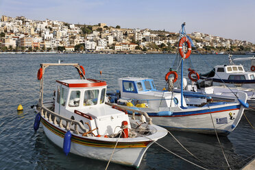 Griechenland, Kreta, Sitia, Fischerboote im Hafen und Stadt im Hintergrund - SIEF001211