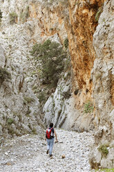 Griechenland, Kreta, Kritsas-Schlucht, Ältere Frau wandert in der Nähe der Schlucht - SIEF001216