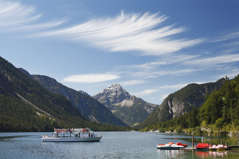 Österreich, Tirol, Tourist im Boot auf dem Plansee bei Reutte - SIEF001223