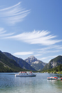 Österreich, Tirol, Tourist im Boot auf dem Plansee bei Reutte - SIEF001224