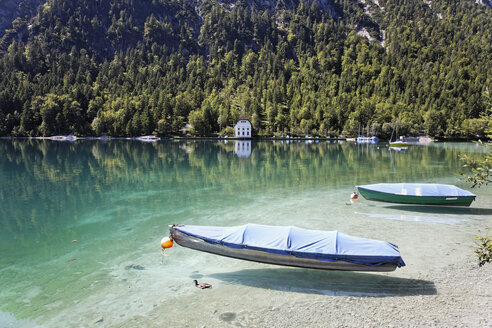 Österreich, Tirol, Blick auf Boot am Plansee bei Reutte - SIEF001225