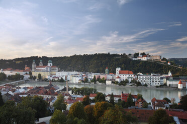 Germany, Lower Bavaria, Passau, View of buildings and danube river - SIEF001232