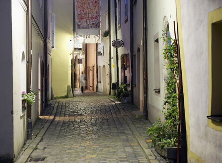 Deutschland, Niederbayern, Ansicht einer Gasse in der Altstadt von Passau - SIEF001233