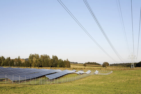 Deutschland, Niederbayern, Blick auf das Solarkraftwerk in Vilshofen - SIEF001237