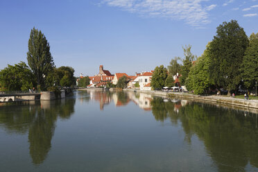 Deutschland, Niederbayern, Landshut, Blick auf den Fluss Isar mit Gebäuden - SIEF001173