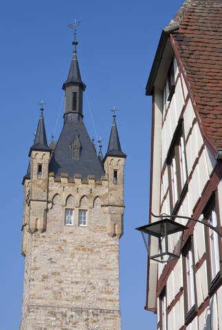 Deutschland, Baden-Württemberg, Bad Wimpfen, Blick auf Blauer Turm und Fachwerkhaus, lizenzfreies Stockfoto