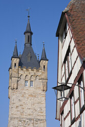 Deutschland, Baden-Württemberg, Bad Wimpfen, Blick auf Blauer Turm und Fachwerkhaus - WDF000876