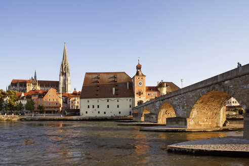 Deutschland, Bayern, Oberpfalz, Regensburg, Ansicht der Altstadt mit Dom, Steinbrücke und Donau - SIEF001271