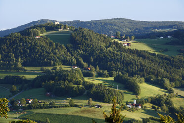 Deutschland, Bayern, Oberpfalz, Bayerischer Wald, Geierstha, Blick auf Dorfhäuser in Landschaft - SIE001292