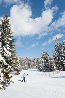 Deutschland, Bayern, Aschermoos, Seniorin beim Skilanglauf - MIRF000105