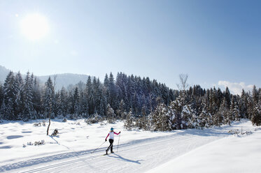 Deutschland, Bayern, Aschermoos, Seniorin beim Skilanglauf - MIRF000107