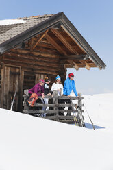 Italien, Trentino-Südtirol, Südtirol, Bozen, Seiser Alm, Menschen stehen vor dem Skigebiet in der Nähe des Geländers - MIRF000114