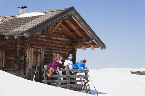 Italien, Trentino-Südtirol, Südtirol, Bozen, Seiser Alm, Menschen stehen vor dem Skigebiet in der Nähe des Geländers - MIRF000116