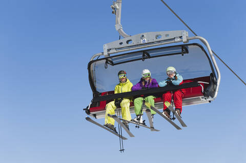 Italien, Trentino-Südtirol, Südtirol, Bozen, Seiser Alm, Gruppe von Skifahrern beim Skilift, lizenzfreies Stockfoto