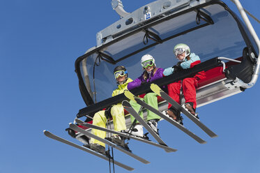 Italien, Trentino-Südtirol, Südtirol, Bozen, Seiser Alm, Gruppe von Skifahrern beim Skilift - MIRF000128