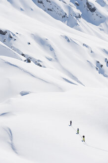 Italien, Trentino-Südtirol, Südtirol, Bozen, Seiser Alm, Personengruppe auf Skitour - MIRF000130