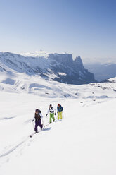 Italien, Trentino-Südtirol, Südtirol, Bozen, Seiser Alm, Personengruppe auf Skitour - MIRF000131