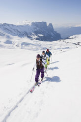 Italien, Trentino-Südtirol, Südtirol, Bozen, Seiser Alm, Personengruppe auf Skitour - MIRF000132