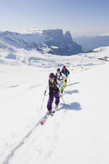 Italien, Trentino-Südtirol, Südtirol, Bozen, Seiser Alm, Personengruppe auf Skitour - MIRF000132