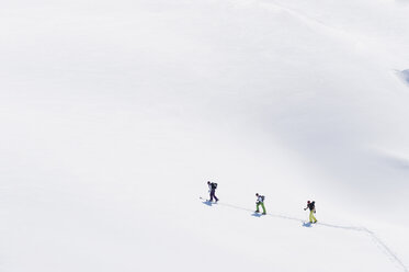 Italien, Trentino-Südtirol, Südtirol, Bozen, Seiser Alm, Personengruppe auf Skitour - MIRF000135