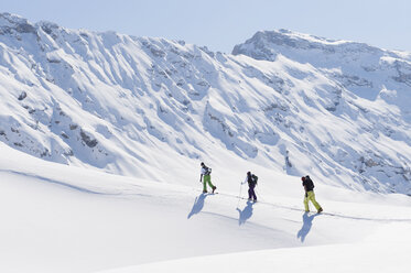 Italien, Trentino-Südtirol, Südtirol, Bozen, Seiser Alm, Personengruppe auf Skitour - MIRF000137