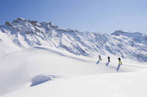 Italien, Trentino-Südtirol, Südtirol, Bozen, Seiser Alm, Personengruppe auf Skitour, lizenzfreies Stockfoto