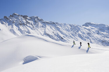 Italien, Trentino-Südtirol, Südtirol, Bozen, Seiser Alm, Personengruppe auf Skitour - MIRF000138