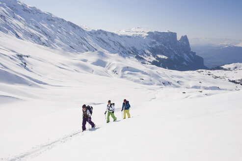 Italien, Trentino-Südtirol, Südtirol, Bozen, Seiser Alm, Personengruppe auf Skitour - MIRF000140