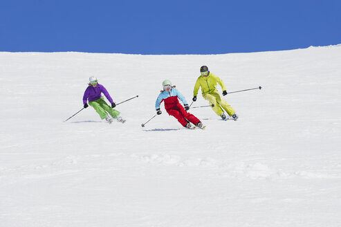 Italien, Trentino-Südtirol, Südtirol, Bozen, Seiser Alm, Gruppe von Menschen beim Skifahren in verschneiter Landschaft - MIRF000142