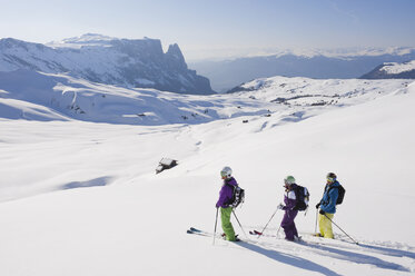Italien, Trentino-Südtirol, Südtirol, Bozen, Seiser Alm, Gruppe von Menschen beim Skifahren in verschneiter Landschaft - MIRF000143