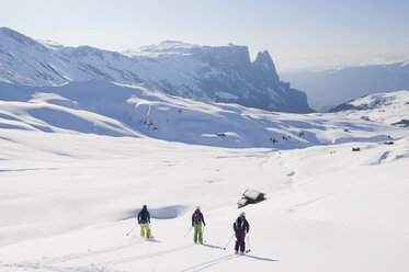 Italien, Trentino-Südtirol, Südtirol, Bozen, Seiser Alm, Gruppe von Menschen beim Skifahren in verschneiter Landschaft - MIRF000144