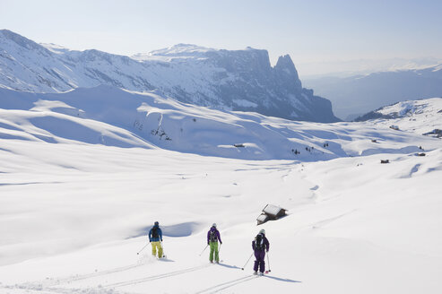 Italien, Trentino-Südtirol, Südtirol, Bozen, Seiser Alm, Gruppe von Menschen beim Skifahren in verschneiter Landschaft - MIRF000144