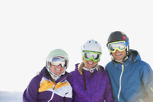 Italien, Trentino-Südtirol, Südtirol, Bozen, Seiser Alm, Gruppe von Menschen beim Skifahren, lächelnd - MIRF000145