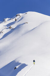 Italien, Trentino-Südtirol, Südtirol, Bozen, Seiser Alm, Mittlerer erwachsener Mann beim Skitourengehen am Berg - MIRF000146
