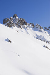 Italien, Trentino-Südtirol, Südtirol, Bozen, Seiser Alm, Mittlerer erwachsener Mann beim Skitourengehen am Berg - MIRF000147