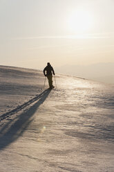 Italien, Trentino-Südtirol, Südtirol, Bozen, Seiser Alm, Mittlerer erwachsener Mann auf Skitour am Morgen - MIRF000148