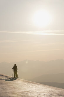Italien, Trentino-Südtirol, Südtirol, Bozen, Seiser Alm, Mittlerer erwachsener Mann auf Skitour am Morgen - MIRF000149